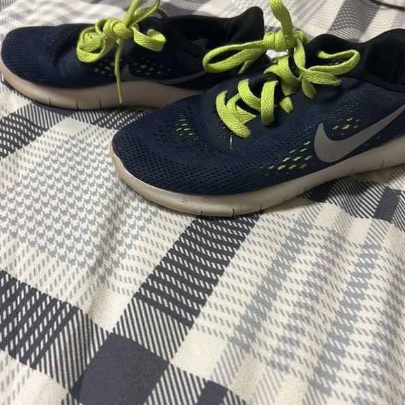 2 size 12 c little boys Nikes, well loved, fair condition - Picture 3 of 11